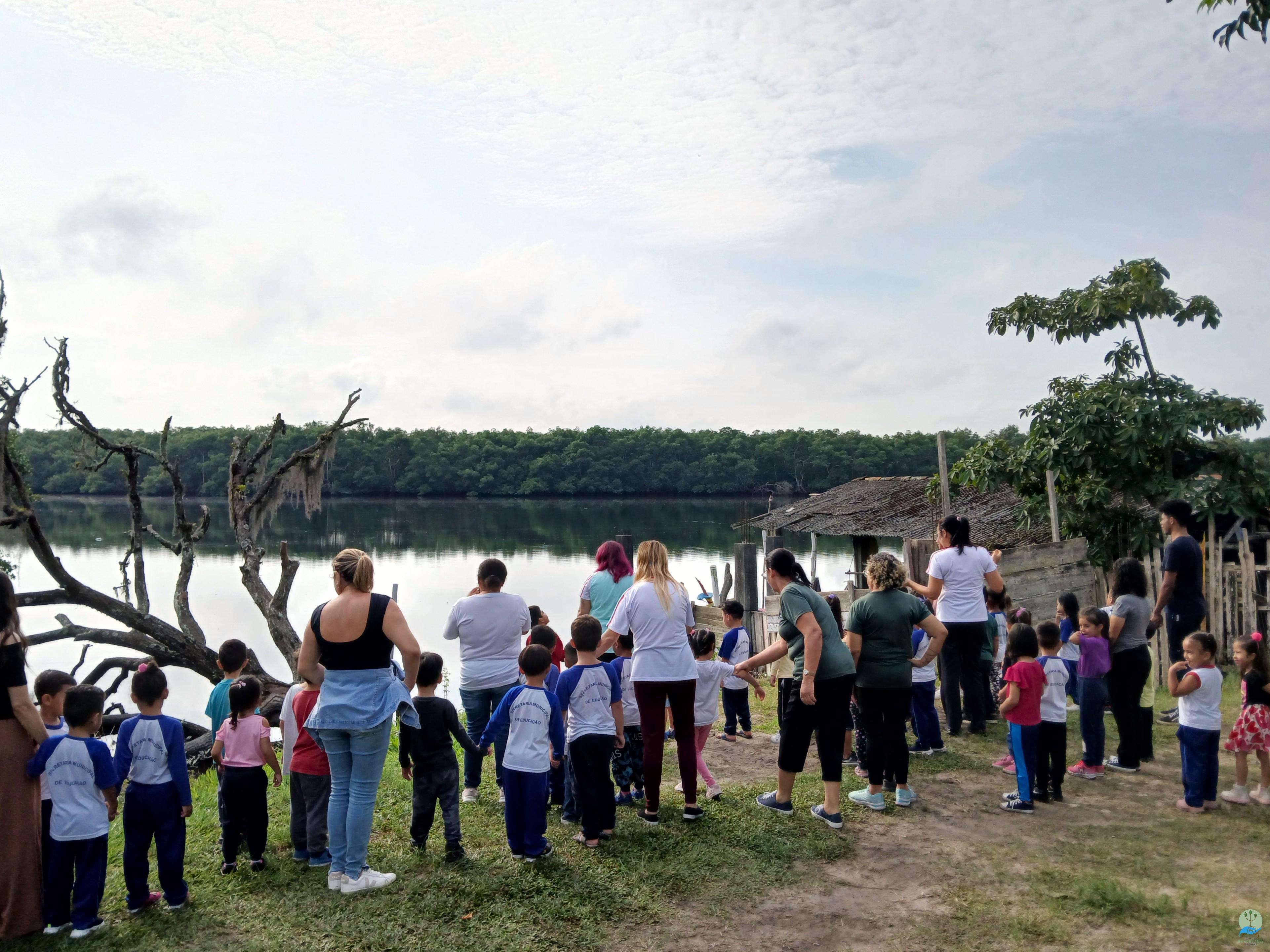 Educadores do CMEI Arcelina de Pina levam as crianças ao Porto do Odorico para contemplar o estuário e o manguezal